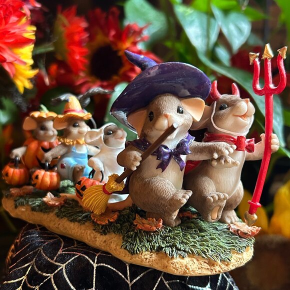 Charming Tails HALLOWEEN “We’re a Kooky Spooky Family” (85/119) - Picture 2 of 12